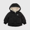 Calvin Klein Doudoune à Capuche Pour Nouveau-né 1 Calvin Klein Doudoune à Capuche Pour Nouveau-né -Pas Cher Calvin Klein Magasin IN0IN00126 BEH main