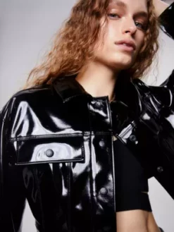 Calvin Klein Veste Courte Ultra Brillante 11 Calvin Klein Veste Courte Ultra Brillante -Pas Cher Calvin Klein Magasin J20J220980 BEH alternate2