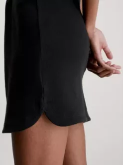 Calvin Klein Robe Slim Moulante Côtelée 10 Calvin Klein Robe Slim Moulante Côtelée -Pas Cher Calvin Klein Magasin J20J221400 BEH alternate3