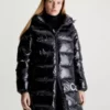Calvin Klein Doudoune Ajustée Ultra-brillante 1 Calvin Klein Doudoune Ajustée Ultra-brillante -Pas Cher Calvin Klein Magasin J20J221902 BEH main