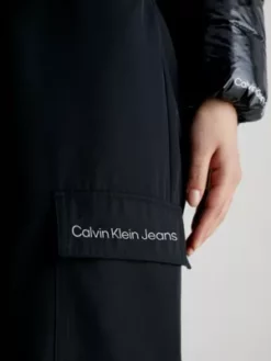 Calvin Klein Pantalon Cargo Relaxed Droit 11 Calvin Klein Pantalon Cargo Relaxed Droit -Pas Cher Calvin Klein Magasin J20J222237 BEH alternate3