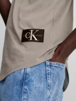 Calvin Klein T-shirt En Coton Bio Avec Insigne -Pas Cher Calvin Klein Magasin J30J315319 PBU alternate2