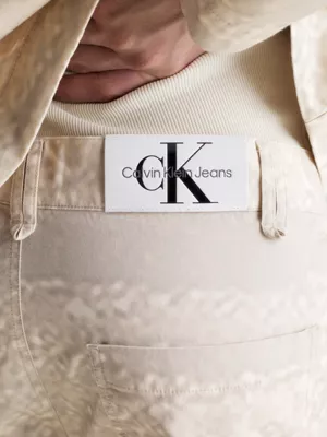 Calvin Klein Pantalon Cargo Imprimé à Jambes Larges 5 Calvin Klein Pantalon Cargo Imprimé à Jambes Larges – Image 3