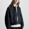 Calvin Klein Blouson Bomber Surdimensionné Et Matelassé 2 Calvin Klein Blouson Bomber Surdimensionné Et Matelassé -Pas Cher Calvin Klein Magasin J30J323474 BEH main