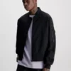 Calvin Klein Blouson Bomber Relaxed Légèrement Matelassé -Pas Cher Calvin Klein Magasin J30J323842 BEH main