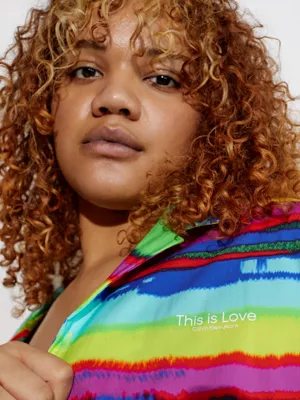 Calvin Klein Chemise à Manches Courtes Multicolore Unisexe - Pride 7 Calvin Klein Chemise à Manches Courtes Multicolore Unisexe - Pride – Image 5