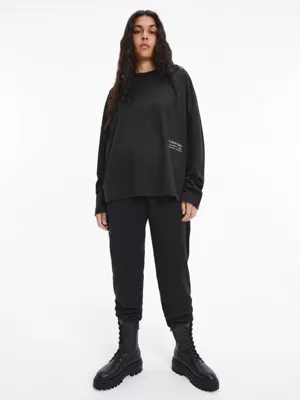 Calvin Klein T-shirt Unisexe à Manches Longues Imprimé - CK Standards 6 Calvin Klein T-shirt Unisexe à Manches Longues Imprimé - CK Standards – Image 4