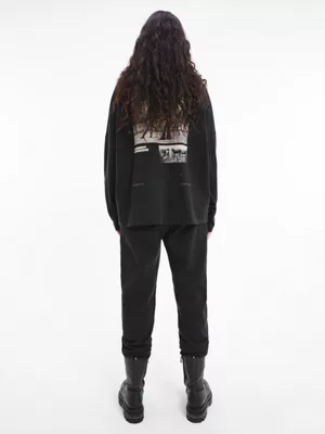 Calvin Klein T-shirt Unisexe à Manches Longues Imprimé - CK Standards 8 Calvin Klein T-shirt Unisexe à Manches Longues Imprimé - CK Standards – Image 6