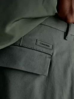 Calvin Klein Pantalon Plissé Et Fuselé En Sergé 9 Calvin Klein Pantalon Plissé Et Fuselé En Sergé -Pas Cher Calvin Klein Magasin K10K111490 LLP alternate2