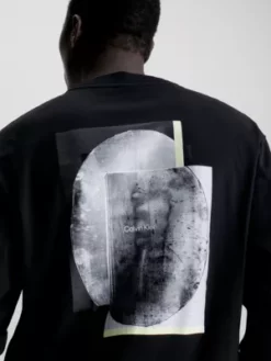 Calvin Klein T-shirt à Manches Longues Et Imprimé Graphique Dans Le Dos 9 Calvin Klein T-shirt à Manches Longues Et Imprimé Graphique Dans Le Dos -Pas Cher Calvin Klein Magasin K10K111843 BEH alternate2