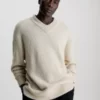 Calvin Klein Pull Bouclé à Col En V 1 Calvin Klein Pull Bouclé à Col En V -Pas Cher Calvin Klein Magasin K10K111968 PB5 main