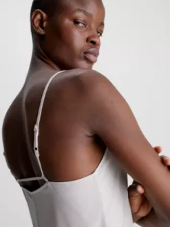 Calvin Klein Robe Nuisette En Crêpe Mi-longue 10 Calvin Klein Robe Nuisette En Crêpe Mi-longue -Pas Cher Calvin Klein Magasin K20K205681 PE9 alternate3