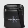 Calvin Klein Sac Reporter En Bandoulière -Pas Cher Calvin Klein Magasin K50K510203 BDS main