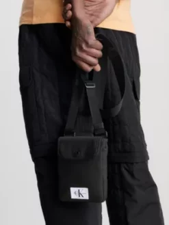 Calvin Klein Porte-téléphone En Bandoulière En Nylon Recyclé 9 Calvin Klein Porte-téléphone En Bandoulière En Nylon Recyclé -Pas Cher Calvin Klein Magasin K50K510730 BDS alternate2