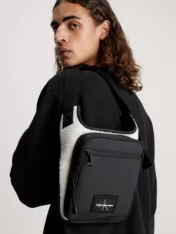Calvin Klein Sac De Poitrine En Peau De Mouton Retournée Synthétique 9 Calvin Klein Sac De Poitrine En Peau De Mouton Retournée Synthétique -Pas Cher Calvin Klein Magasin K50K511038 0GK alternate2