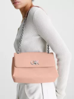 Calvin Klein Sac En Bandoulière Modulable En Matière Recyclée 11 Calvin Klein Sac En Bandoulière Modulable En Matière Recyclée -Pas Cher Calvin Klein Magasin K60K609395 TQP alternate3