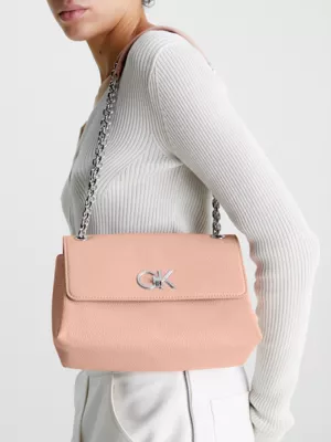 Calvin Klein Sac En Bandoulière Modulable En Matière Recyclée 6 Calvin Klein Sac En Bandoulière Modulable En Matière Recyclée – Image 4