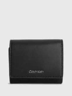 Calvin Klein Petit Portefeuille à Trois Volets En Matière Recyclée