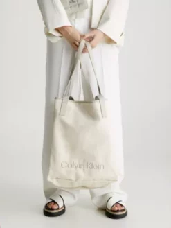Calvin Klein Grand Sac Tote En Toile Durable 9 Calvin Klein Grand Sac Tote En Toile Durable -Pas Cher Calvin Klein Magasin K60K610432 PEA alternate2