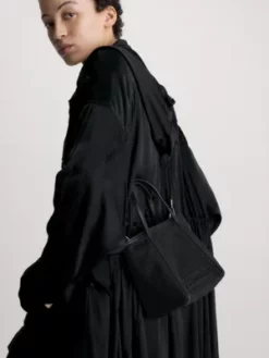 Calvin Klein Petit Sac Tote Perforé -Pas Cher Calvin Klein Magasin K60K610674 BAX alternate2