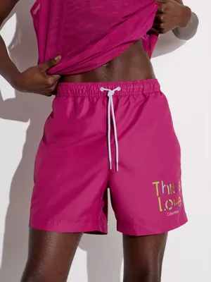 Calvin Klein Short De Bain Mi-long Avec Cordon De Serrage - Pride 4 Calvin Klein Short De Bain Mi-long Avec Cordon De Serrage - Pride – Image 2