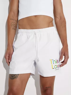 Calvin Klein Short De Bain Mi-long Avec Cordon De Serrage - Pride 4 Calvin Klein Short De Bain Mi-long Avec Cordon De Serrage - Pride – Image 2