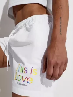 Calvin Klein Short De Bain Mi-long Avec Cordon De Serrage - Pride 11 Calvin Klein Short De Bain Mi-long Avec Cordon De Serrage - Pride -Pas Cher Calvin Klein Magasin KM0KM00893 YCD alternate3