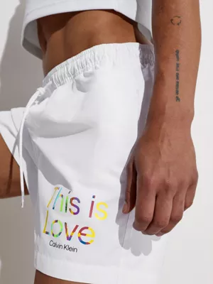 Calvin Klein Short De Bain Mi-long Avec Cordon De Serrage - Pride 6 Calvin Klein Short De Bain Mi-long Avec Cordon De Serrage - Pride – Image 4