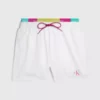Calvin Klein Short De Bain Court Avec Double Ceinture - Pride 2 Calvin Klein Short De Bain Court Avec Double Ceinture - Pride -Pas Cher Calvin Klein Magasin KM0KM00894 YCD main