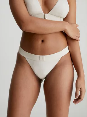 Calvin Klein Bas De Bikini échancré - CK Monogram Rib 4 Calvin Klein Bas De Bikini échancré - CK Monogram Rib – Image 2
